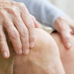 Ból kolana u osoby starszej – możliwy objaw zwyrodnienia stawu kolanowego